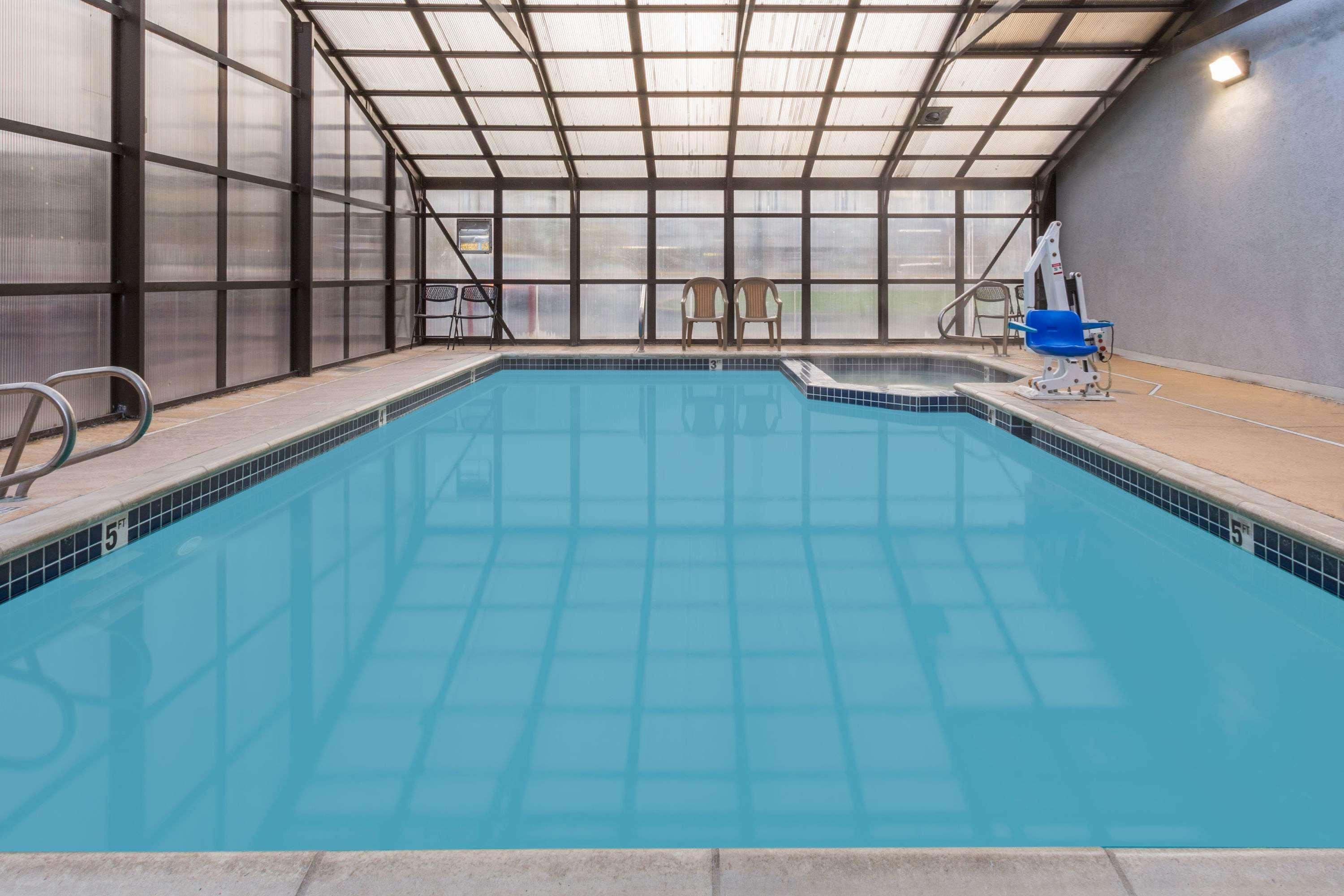 ซูเปอร์ 8 บาย วินด์แฮม โลแกน Hotel ภายนอก รูปภาพ