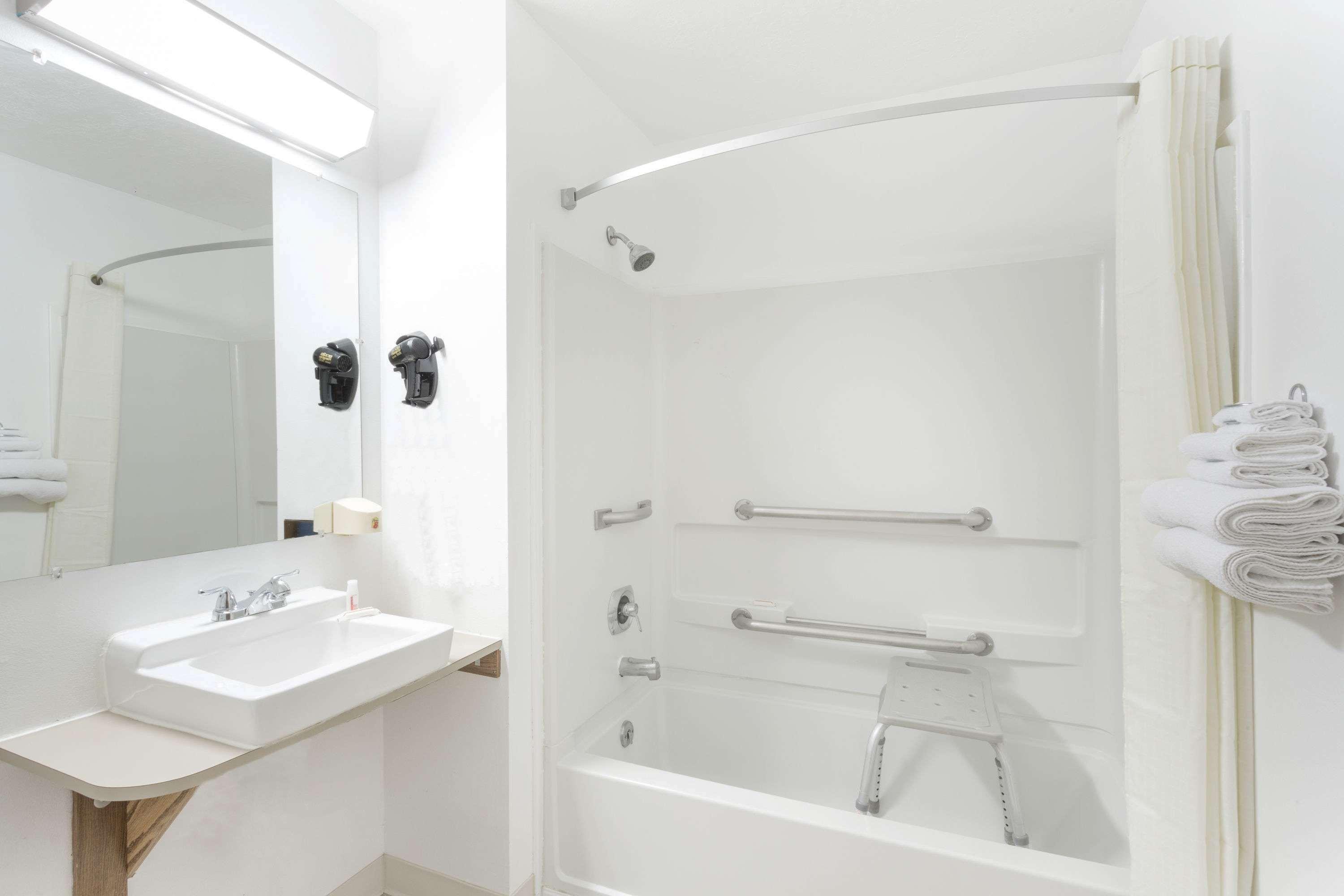 ซูเปอร์ 8 บาย วินด์แฮม โลแกน Hotel ภายนอก รูปภาพ
