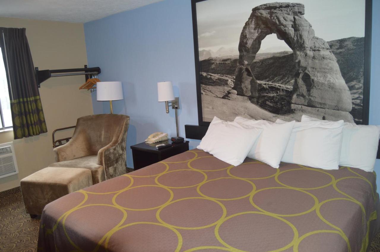 ซูเปอร์ 8 บาย วินด์แฮม โลแกน Hotel ภายนอก รูปภาพ